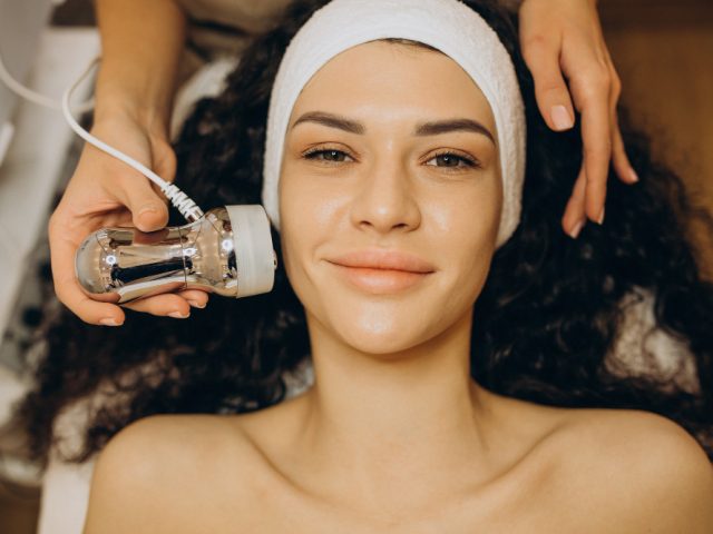 Egy kozmetika által végzett peptides anti-aging kezelésben részesülő nő. Az ultrahang használata elősegíti a peptidek mélyebb bőrrétegekbe való jutását. | Barocco Beauty Bar szépségszalon 13. kerület